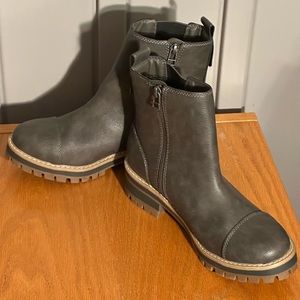 Time and Tru Women's Lug Chelsea Boot